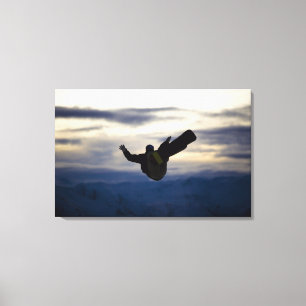 Impressão Em Tela Um snowboarder masculino faz um sacudir traseiro