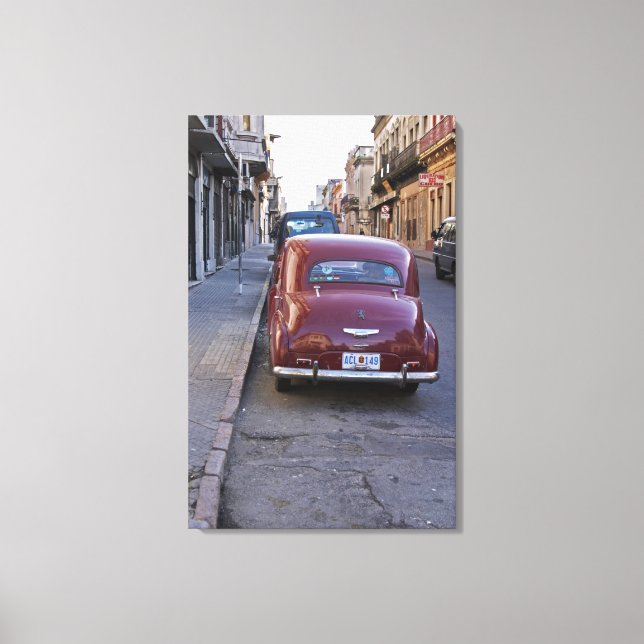 Impressão Em Tela Um velho carro Peugeot vermelho clássico estaciona (Frente)