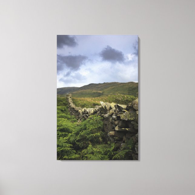 Impressão Em Tela Uma cerca de pedra através de campos (Frente)