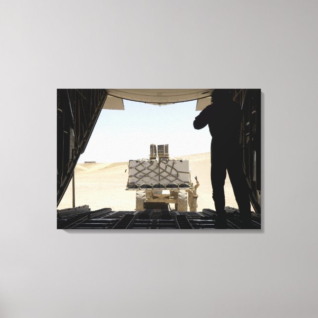 Impressão Em Tela Uma empilhadeira carrega carga em um Hércules C-13 (Frente)