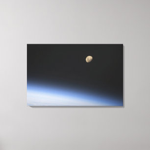 Impressão Em Tela Uma lua gibbous visível acima da atmosfera de
