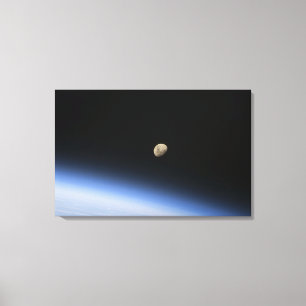 Impressão Em Tela Uma lua gibbous visível acima da atmosfera de