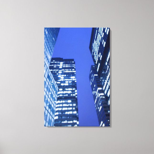 Impressão Em Tela Vista ascendente desfocada das janelas do edifício (Frente)