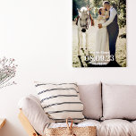 Impressão Em Tela White Twig Sr & Sra. Foto da data de casamento<br><div class="desc">Impressão de fotos de casamento com sua data de casamento em letras grandes e elegantes, Sr. & Sra. Sobrenome em um roteiro moderno, e um galho verde branco. Esta bela tela mostra sua foto de casamento e seus nomes, juntamente com sua data de aniversário de casamento. É a maneira perfeita...</div>