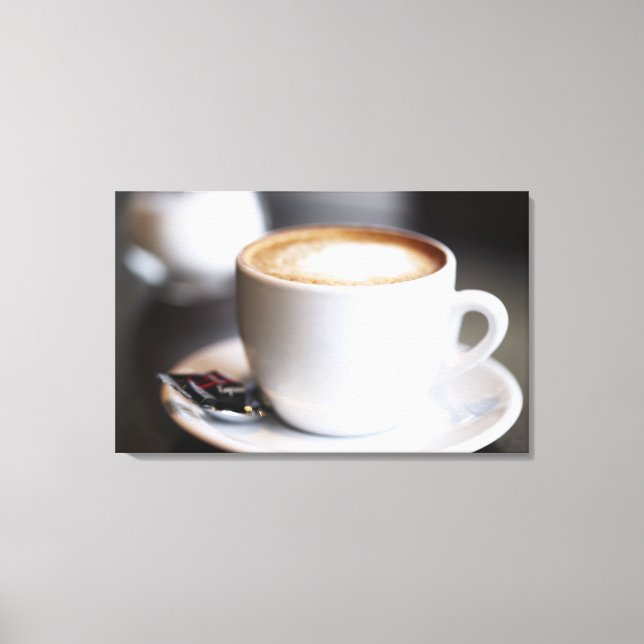Impressão Em Tela xícara de café latte na mesa, fechar (Frente)