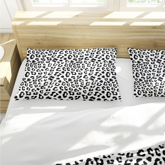 Impressão Leopardo Preto e Branco (Leopard Print Black and White Pillow Case by Looly Elzayat
)