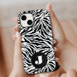 Impressão Zebra Monograma<br><div class="desc">Uma capa de telefone de célula na moda apresenta o seu monograma inicial no padrão de impressão animal em zebra branca e preta. ESCOLHA SEU MODELO E ESTILO QUANDO ENCOMENDA! Crie ou dê como presente. Saco de gaveta, etiqueta de bagagem, malas e mais itens na nossa coleção de viagem.</div>