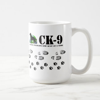 Impressões caninos da pata da caneca da