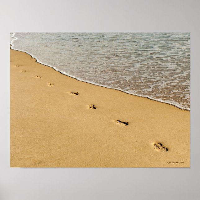 Impressões de pés na areia com onda (Frente)