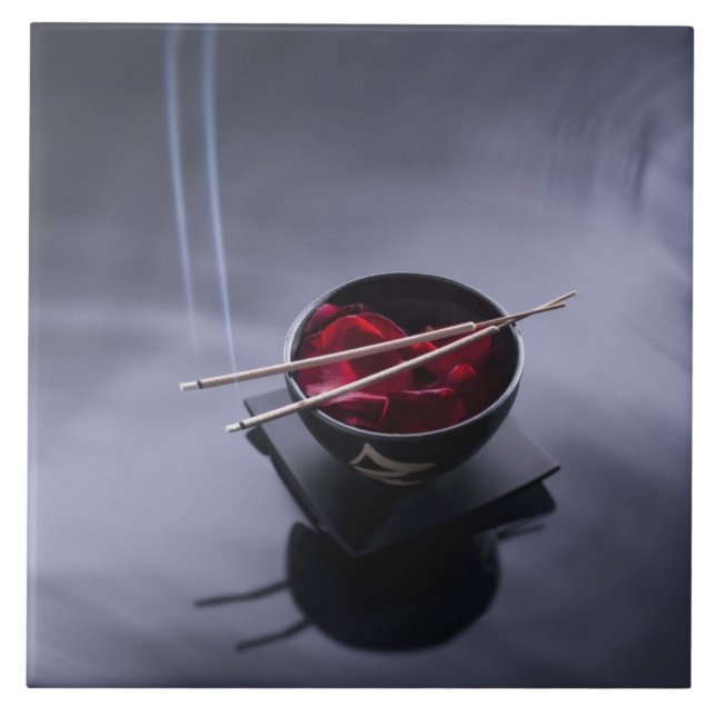 Incenso ardente sobre a bacia de pétalas (Frente)