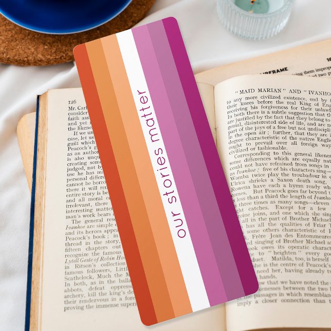 Indicador Lésbico Cor-de-rosa Laranja Strips Women (Mockup of bookmark on book. Photo by Freepik.)