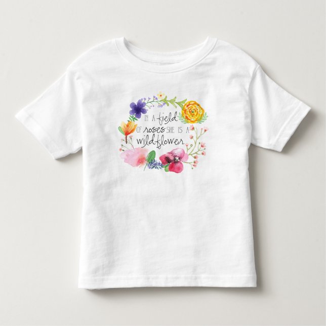 Infantil Em um campo de Rosas, ela é uma camiseta de flores (Frente)