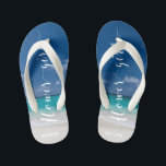 Infantis Chinelos de Casamento de Praia de Garota Flor<br><div class="desc">Chinelos de casamentos de praia com caligrafia (tamanhos de criança) com fitas e texto personalizável - você pode adicionar o nome da garota Flor</div>