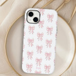 Iniciais de Monograma do Padrão de Pré-disquete do<br><div class="desc">Capas de iphone personalizada com padrão de arco rosado entre cinzas no estilo de coquete pré-disquete. Adicione seu nome, monograma ou inicial. Projetado para o iPhone 14 Plus, mas ajustado muitos outros modelos. Se você escolher um modelo diferente, verifique se o design ainda parece excelente na visualização e, se necessário,...</div>