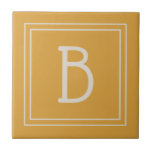 Inicial Amarela Dourada e Branca Monograma Chic<br><div class="desc">Monograma personalizado moderno e elegante adicionado ao azulejo decorativo de estilo simples chic em amarelo dourado e branco. Ótima ideia de presente! Personalize facilmente com a ferramenta de design para torná-lo seu! Entre em contato comigo em beachpausedesigns@gmail.com se precisar de ajuda ou tiver dúvidas sobre este ou qualquer outro design....</div>