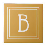 Inicial Amarela Dourada e Branca Monogramada Chic<br><div class="desc">Monograma personalizado moderno e elegante adicionado ao azulejo simples e decorativo atualizado em amarelo dourado e branco. Ótima ideia de presente! Personalize facilmente com a ferramenta de design para torná-lo seu! Entre em contato comigo em beachpausedesigns@gmail.com se precisar de ajuda ou tiver dúvidas sobre este ou qualquer outro design. Outras...</div>