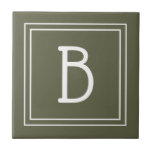 Inicial Monogramática Rústica Verde e Branca Chic<br><div class="desc">Monograma personalizado moderno e elegante adicionado ao azulejo simples chic decorativo atualizado em verde rústico e branco. Ótima ideia de presente! Personalize facilmente com a ferramenta de design para torná-lo seu! Entre em contato comigo em beachpausedesigns@gmail.com se precisar de ajuda ou tiver dúvidas sobre este ou qualquer outro design. Outras...</div>