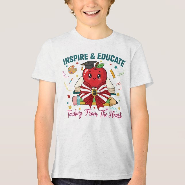 "Inspire & Educate Teacher T-Shirt – Cute Apple (Frente)
