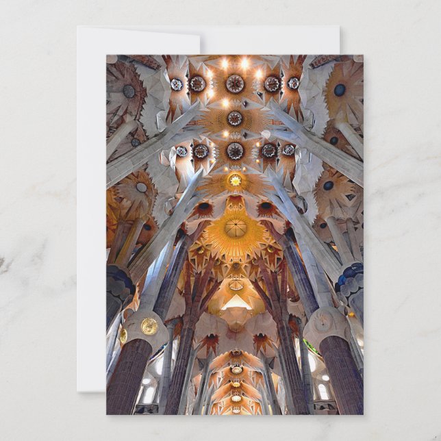 Interior da Sagrada Família. (Frente)