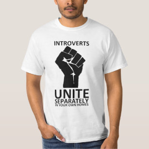 Introverts unem-se separada em sua camisa das
