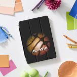 iPad de esportes de basquetebol negro metálico Lar<br><div class="desc">Bolsa de laptop Metálica de esportes de basquetebol negro-alaranjado. Adicione seu nome ou apague-o.</div>