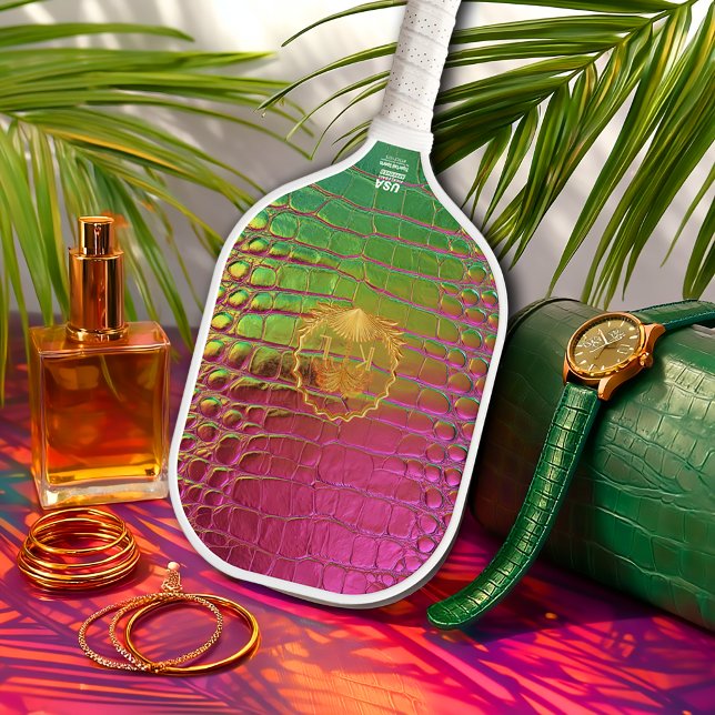 Iridescente Rosa Verde Elegante Crocodilo Falso (Stylish Fun Faux Croc Pink and Green Iridescent Monogram Pickleball Paddle )