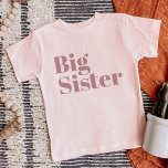 Irmã Grande | Família Mauve Matching Sibling<br><div class="desc">Roupa personalizado impresso personalizado com gráfico "Big Sister" em fontes modernas modernas de tendências. Perfeito para uma foto de anúncio de gravidez ou um presente para irmãos mais velhos quando um novo bebê chega! Use as ferramentas de design para editar as cores ou adicionar seu próprio texto e fotos para...</div>