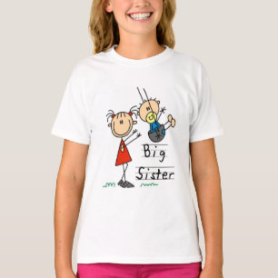Irmã mais velha com camiseta e presentes do irmã