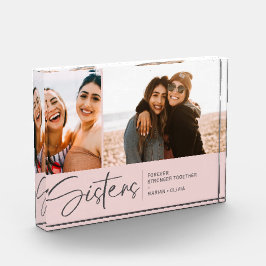 Irmãs Modernas Mantêm Duas Fotos Esbranquiçadas Ro