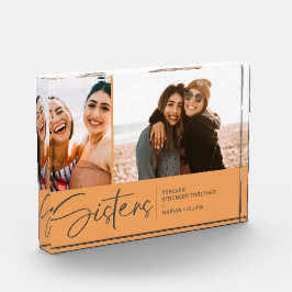 Irmãs Modernas Mantêm Duas Fotos Pálidas Laranja