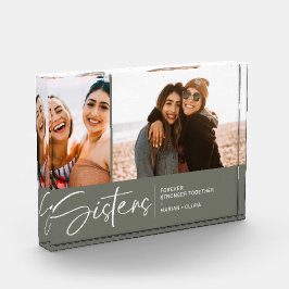 Irmãs Modernas Mantêm Duas Fotos Verde