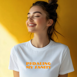 Ironia de Garota de Bike laranja