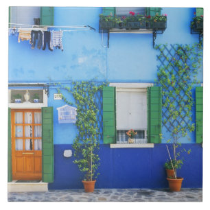 Itália, Burano. Uma casa colorida em Burano perto