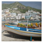 ITÁLIA, Campânia, (Baía de Nápoles), ISCHIA,<br><div class="desc">DIREITOS AUTORAIS Walter Bibikow / SuperStock.com | EU16 WBI0595.jpg | ITÁLIA,  Campânia,  (Baía de Nápoles),  ISCHIA,  SANT'ANGELO: Vista da Cidade e do Porto / Diurno</div>