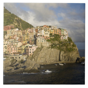 Itália, Cinque Terre, Manarola. Vila no penhasco.