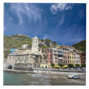 Itália, Cinque Terre, Vernazza, Harbour e Igreja 