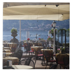 Itália, Província de Como, Bellagio. Café à beira