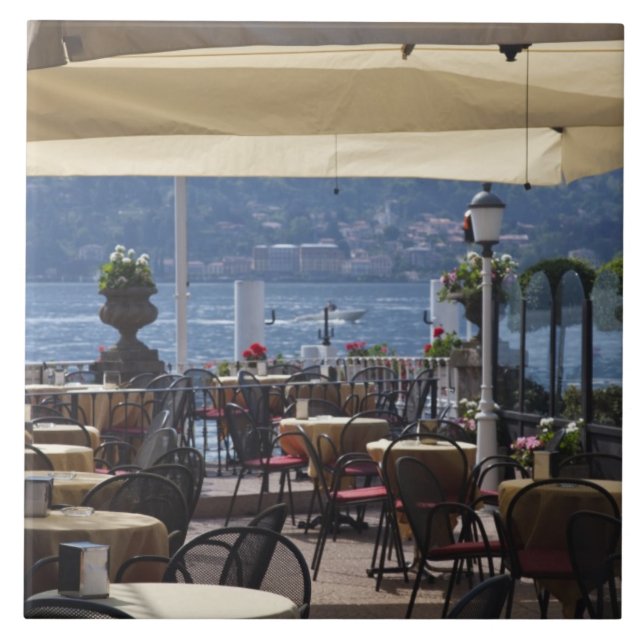 Itália, Província de Como, Bellagio. Café à beira  (Frente)
