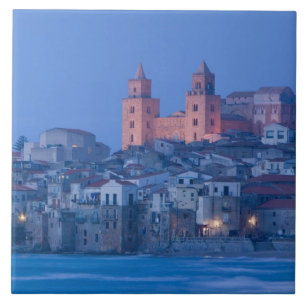 Itália, Sicília, Cefalù, Vista com Duomo a partir 