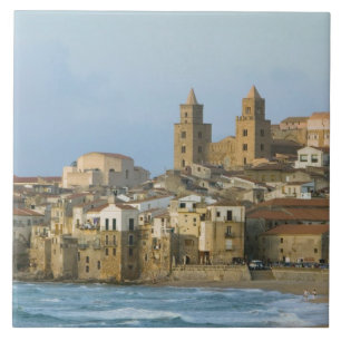 Itália, Sicília, Cefalu, Vista com Duomo a partir