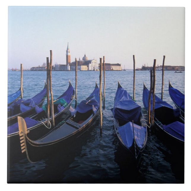Itália, Veneto, Veneza, Fileira de Gôndolas e San (Frente)