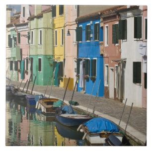 Itália, Veneza, Burano. Casas multicoloridas ao l