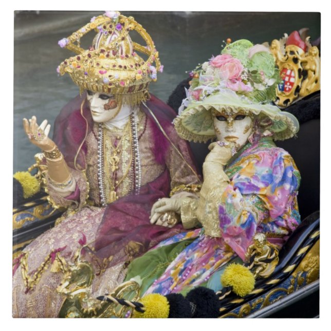 Itália, Veneza. Casal vestido de fantasia para (Frente)