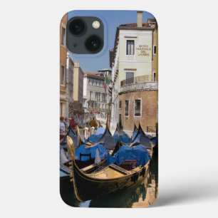 Itália, Veneza, gôndolas ancoradas ao longo do can