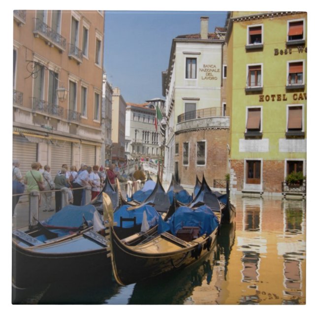 Itália, Veneza, gôndolas ancoradas ao longo do can (Frente)