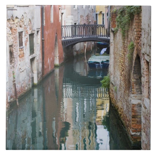 Itália, Veneza, reflexos e pequena ponte de (Frente)