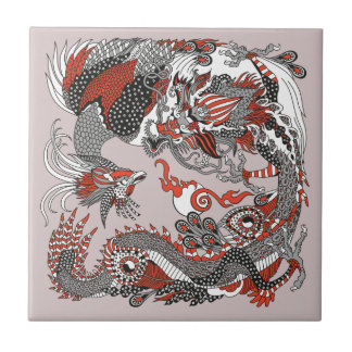 Jade Dragon e Dourada Phoenix brincando com uma pé