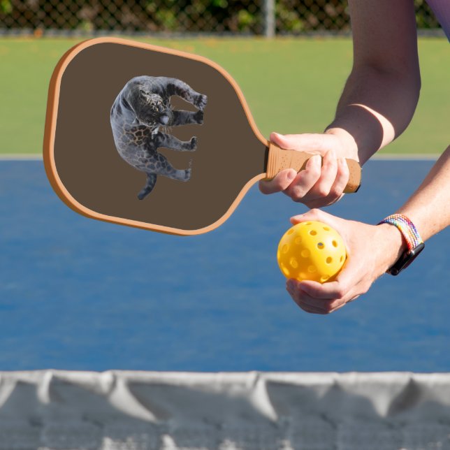 Jaguar Diablo castanho bronzeado em pickleball pad (Insitu)