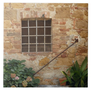 Janela e antiga parede de pedra, Pienza, Itália