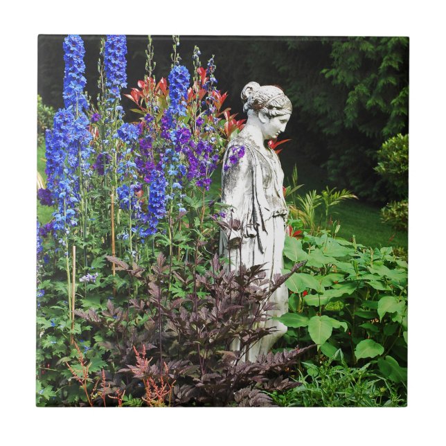 Jardim de flores e estátua de delfinium azuis (Frente)